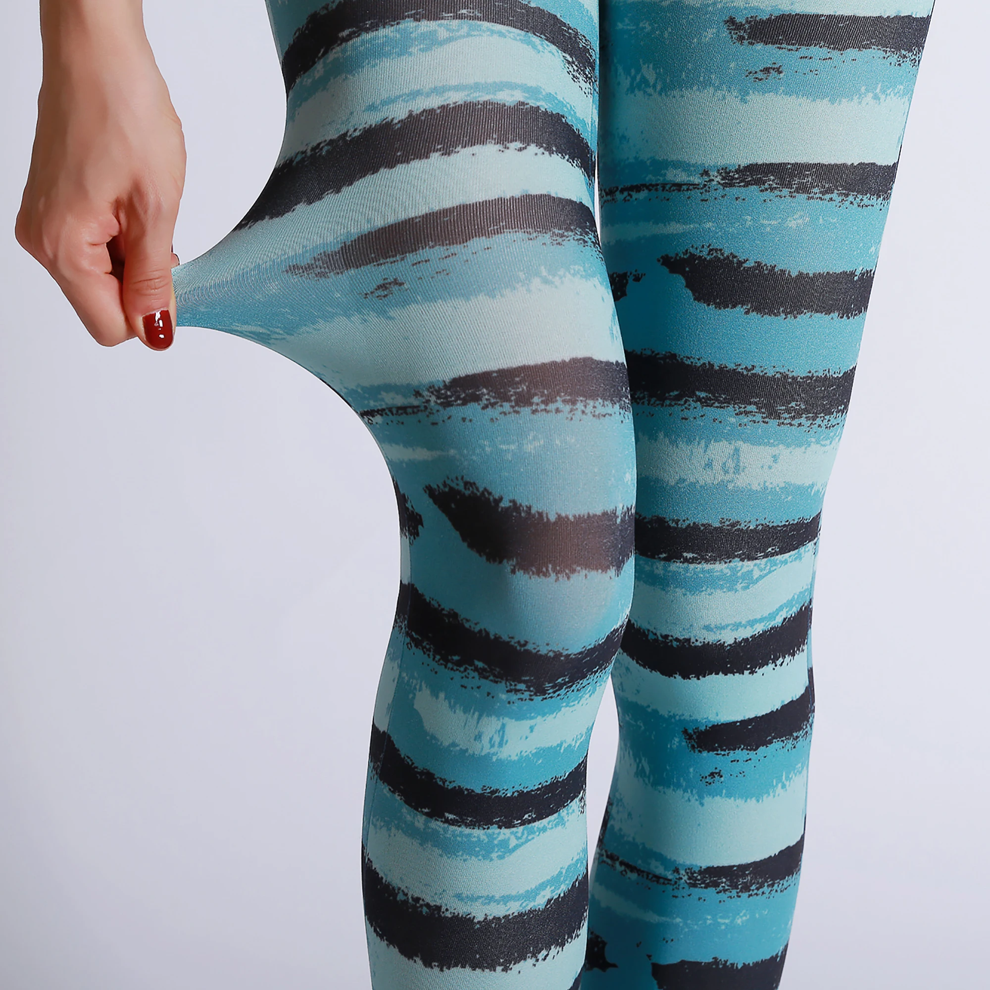 Модные пикантные дизайнерские зеленые колготки с полосками и цифровым принтом