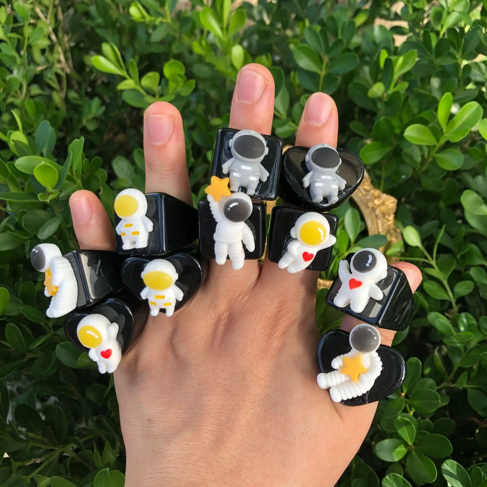 

1PC Sweet Cute Blue White Color Astronaut Shape Ring Big Resin Finger Ring for Women Men Fashion Jewelry Gifts