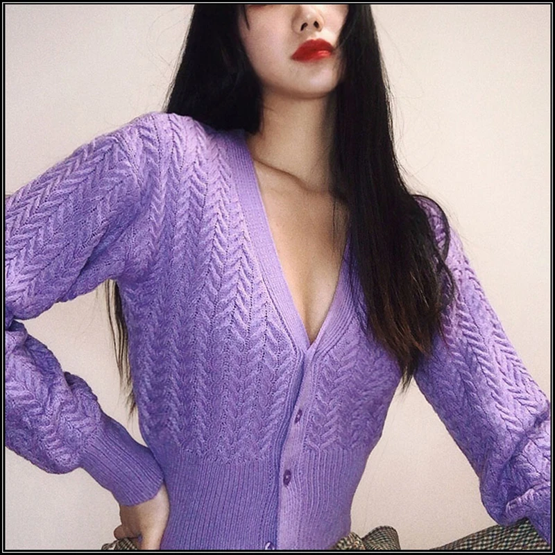 Женский укороченный свитер на пуговицах с V-образным вырезом |