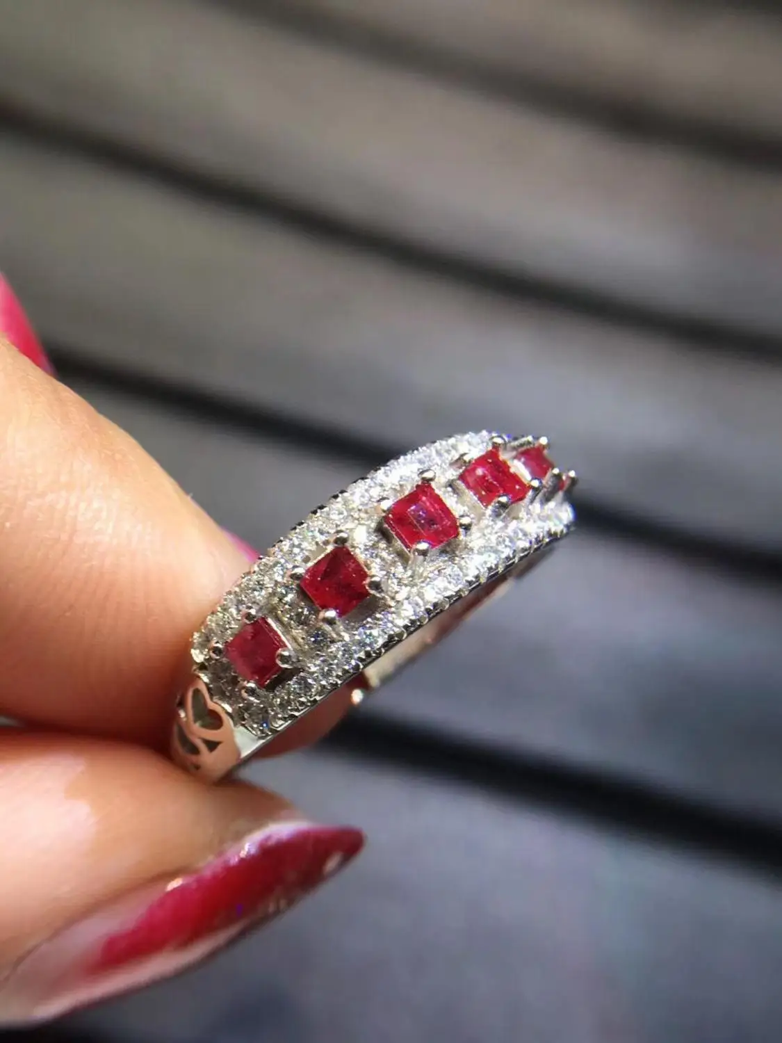 Простое и стильное кольцо с натуральным Рубином инкрустированное серебром S925 Seiko