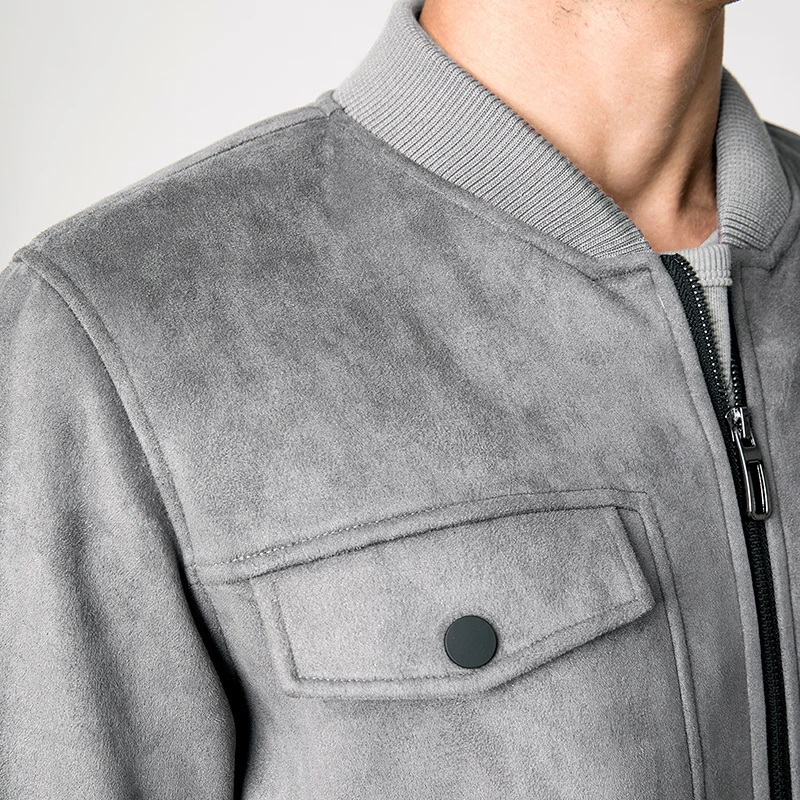 Мужская замшевая куртка серого цвета с карманами на молнии Модная приталенная