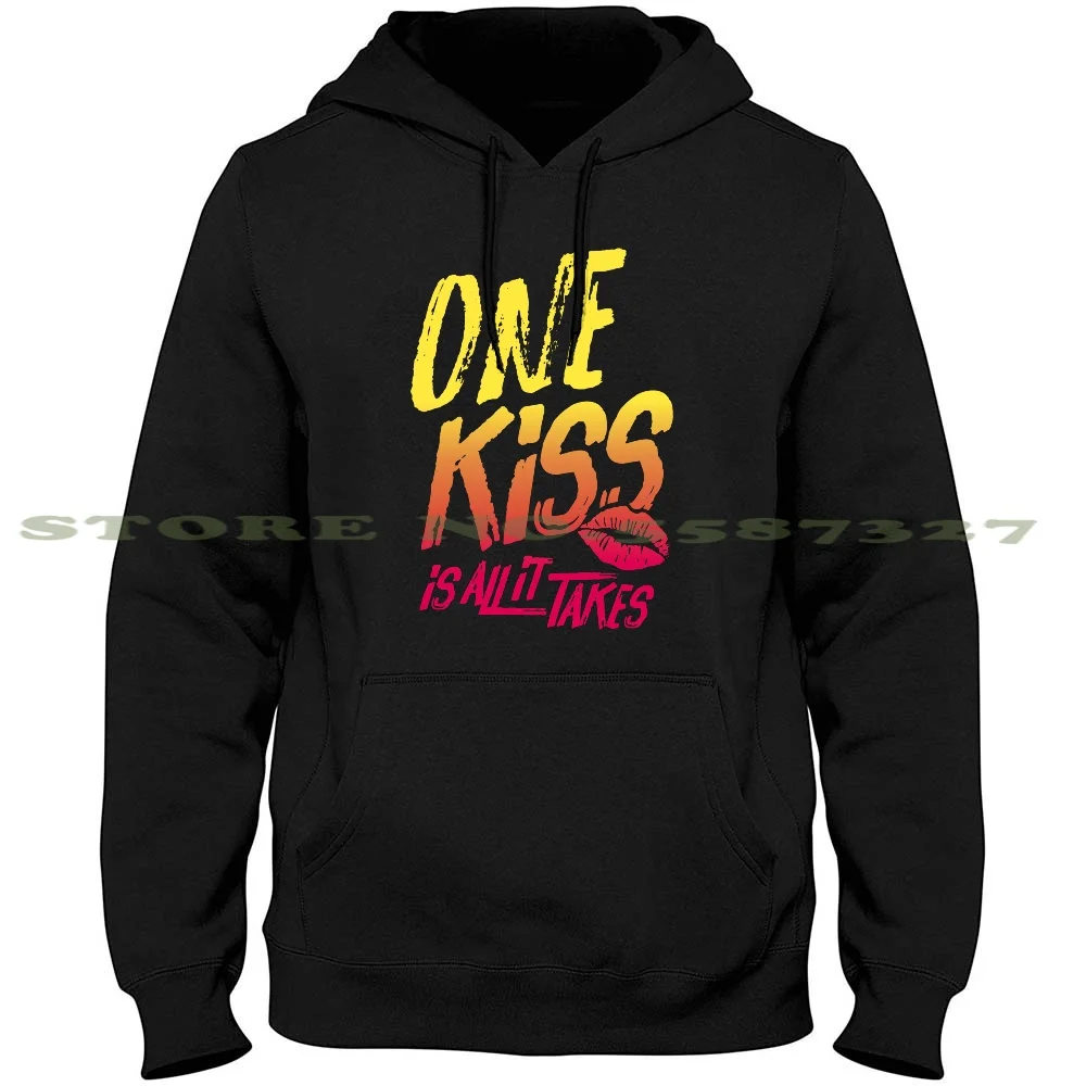

Спортивная толстовка с капюшоном и надписью «One Kiss»
