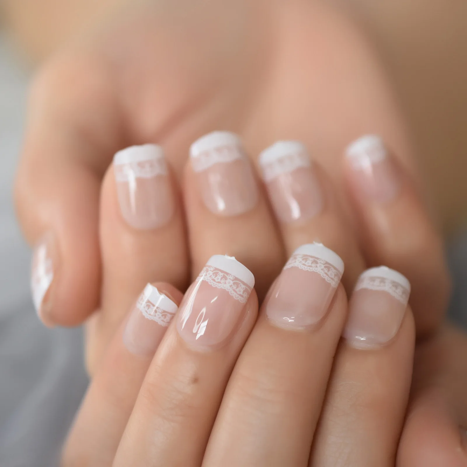 Короткие французские накладные ногти с естественным прессом кружевной узор