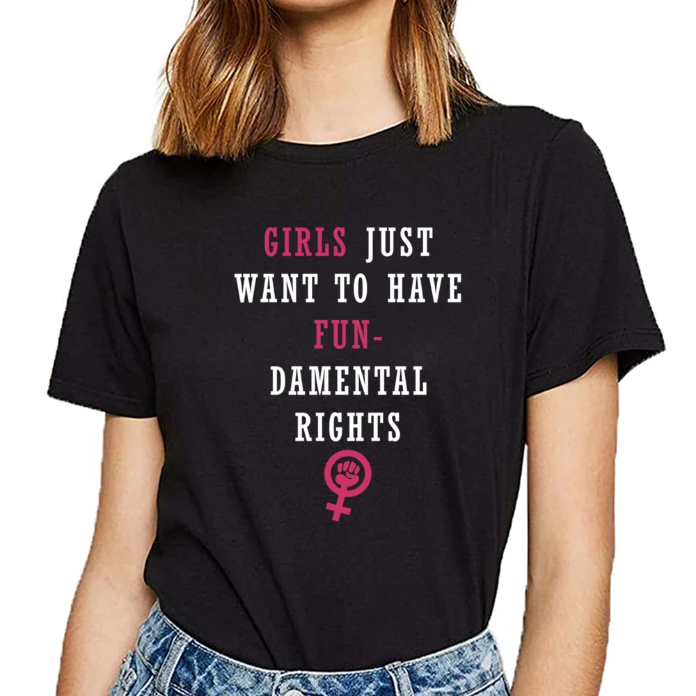 

Женская футболка с надписью на тему прав человека