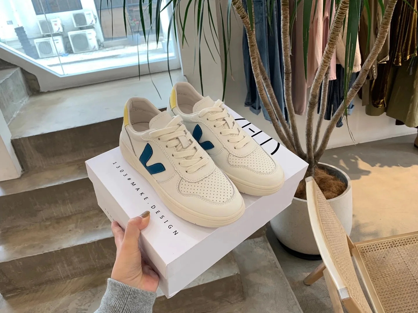 

Original Top Quality Fashion Men Sneakers All-Match V-Shaped Classic Breathable Casual Women Walking Shoes Couple Shoes