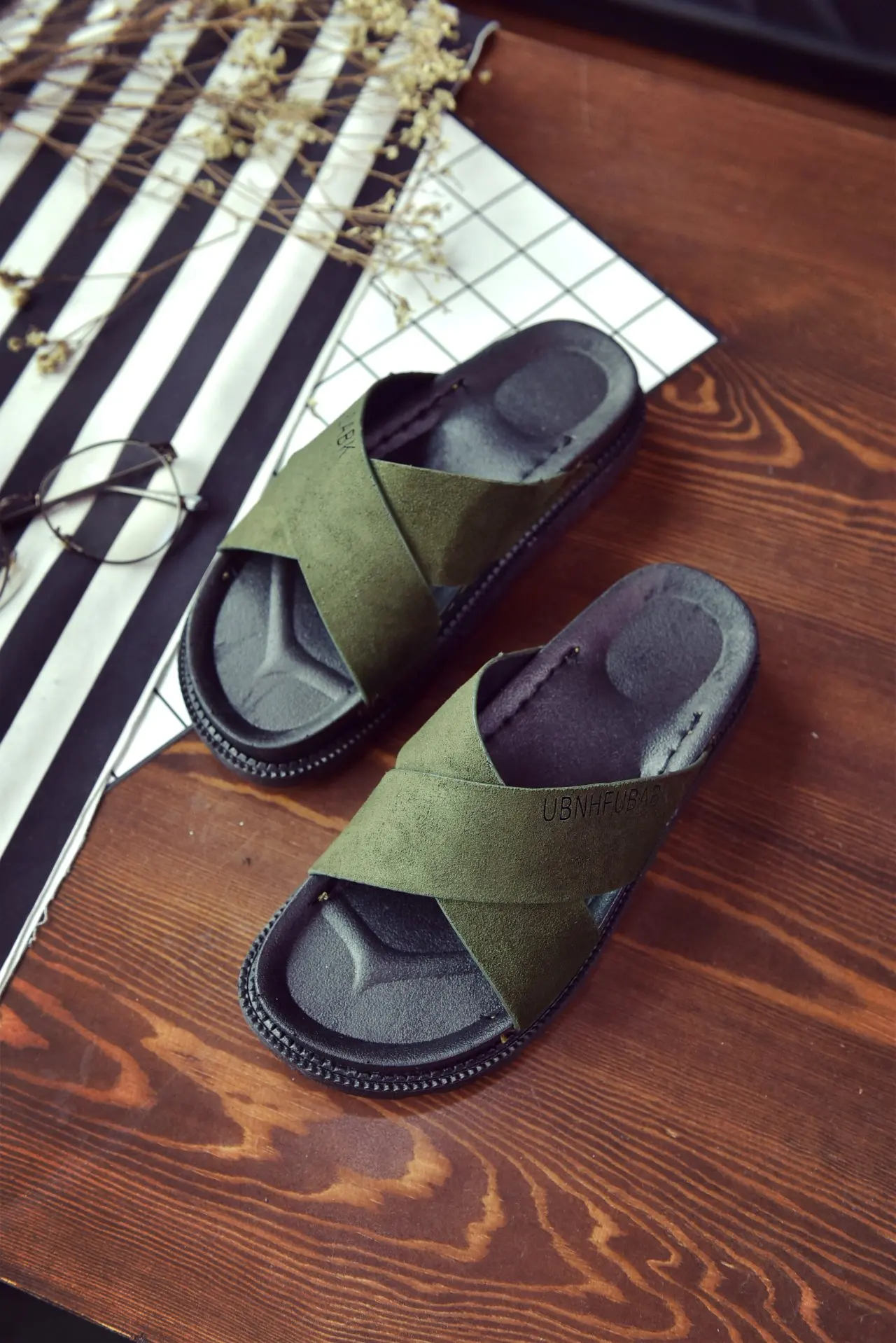 

Thick-soled slippers female summer 2021 new fashion flip-flops student casual sponge cake sandals and slippers outside the beach
