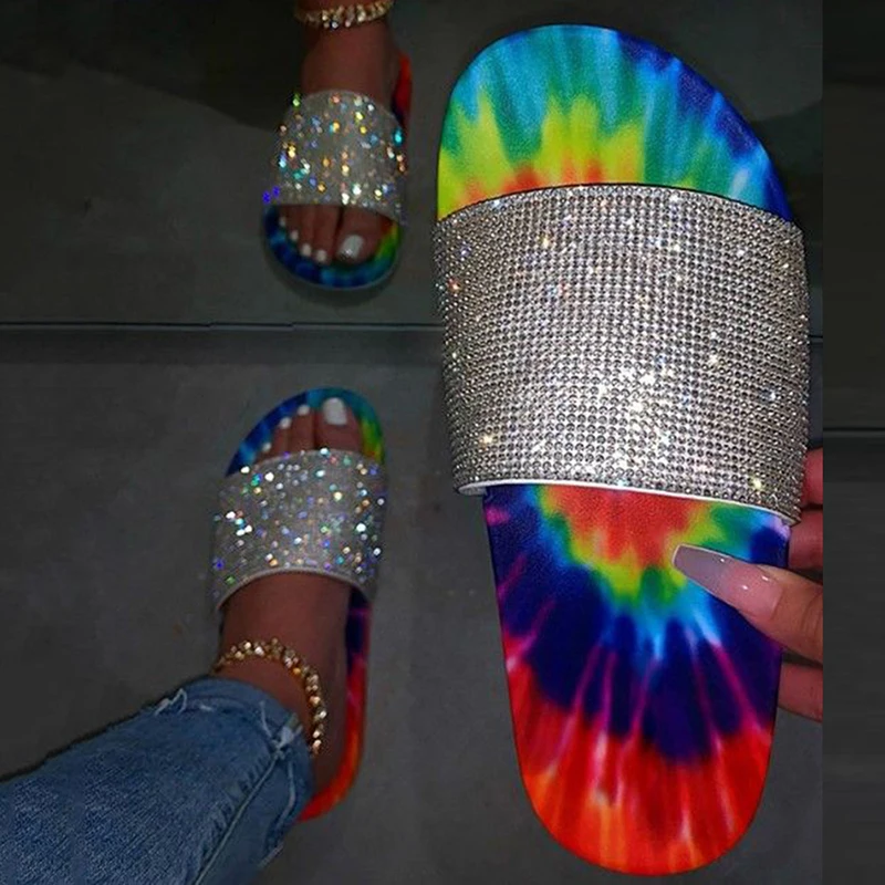 Новинка Летние женские шлепанцы на плоской подошве со стразами Модная яркая