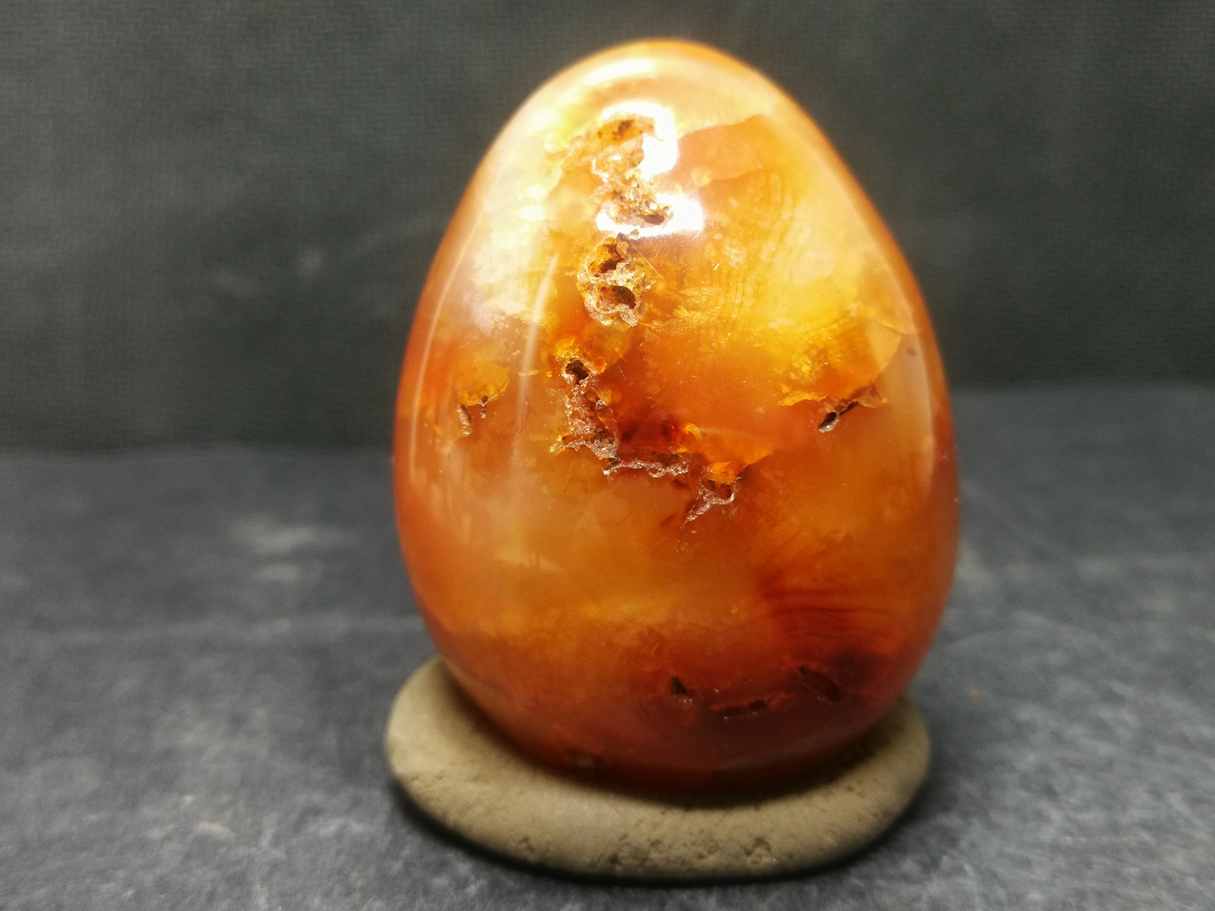 

86.2gNatural color red agate egg polishing quartz crystal healing stone, furniture accessories