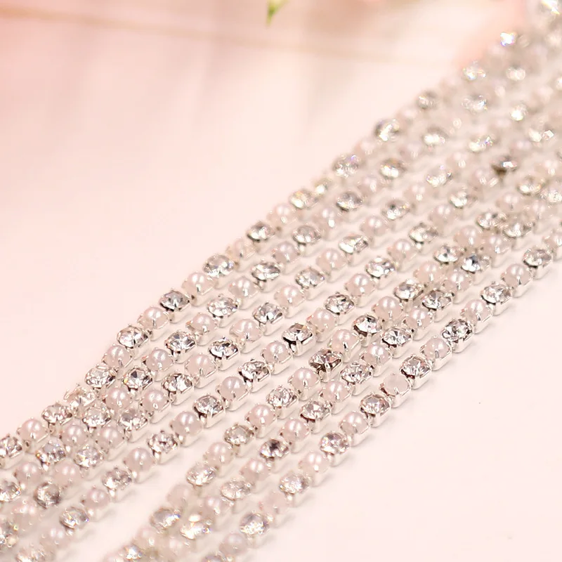 Серебряная цепочка со стразами и жемчугом двухрядная стеклянная для одежды