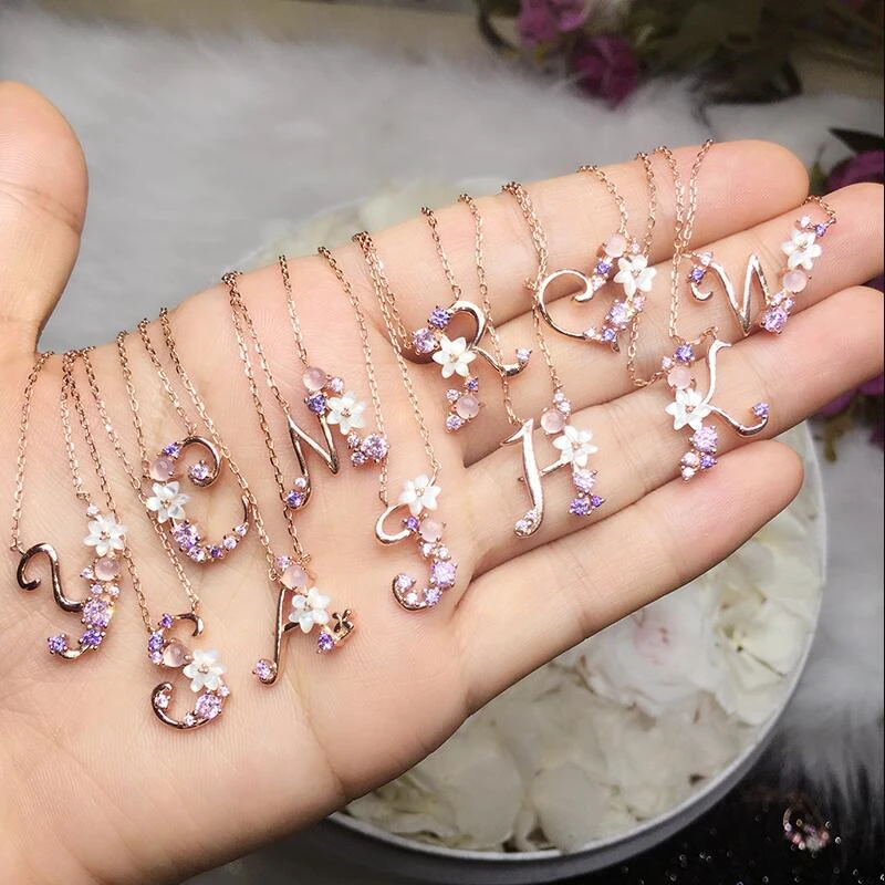 Ожерелье с подвеской в виде букв розового/фиолетового фианита | Украшения и