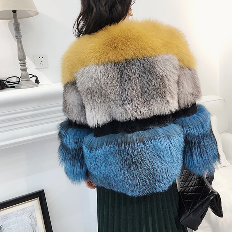 Женское утепленное пальто с круглым вырезом карманами и пуговицами из