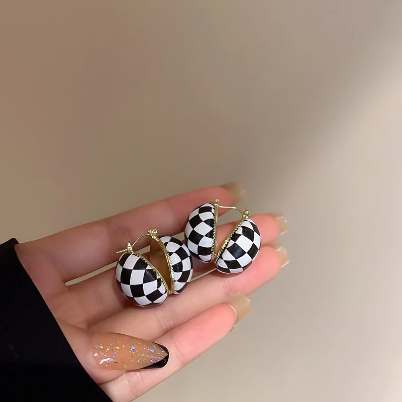 

Корейские винтажные дизайнерские серьги-гвоздики для женщин 2021 новые ювелирные изделия Белые Черные решетчатые пуговицы серьги