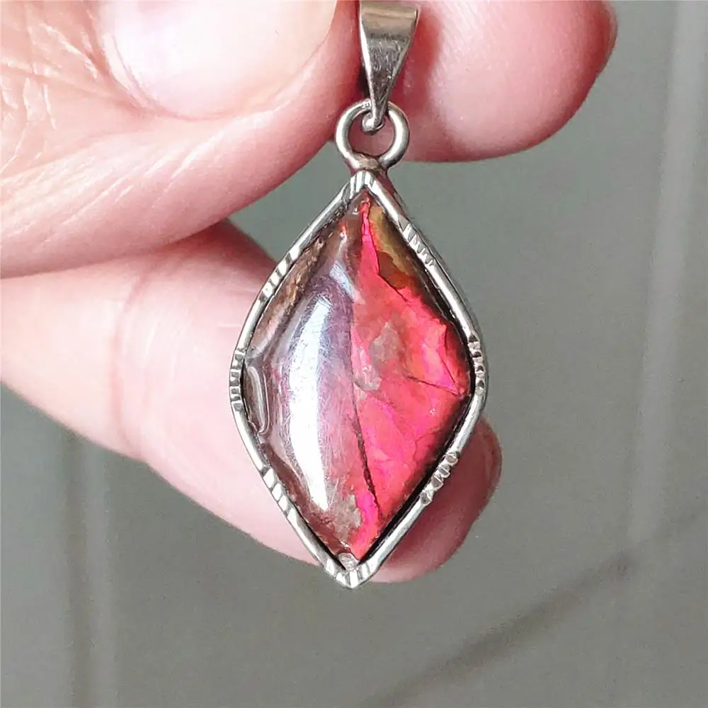 100% натуральный красный аммонита Ammolite светильник драгоценный кулон 23x14 мм Для
