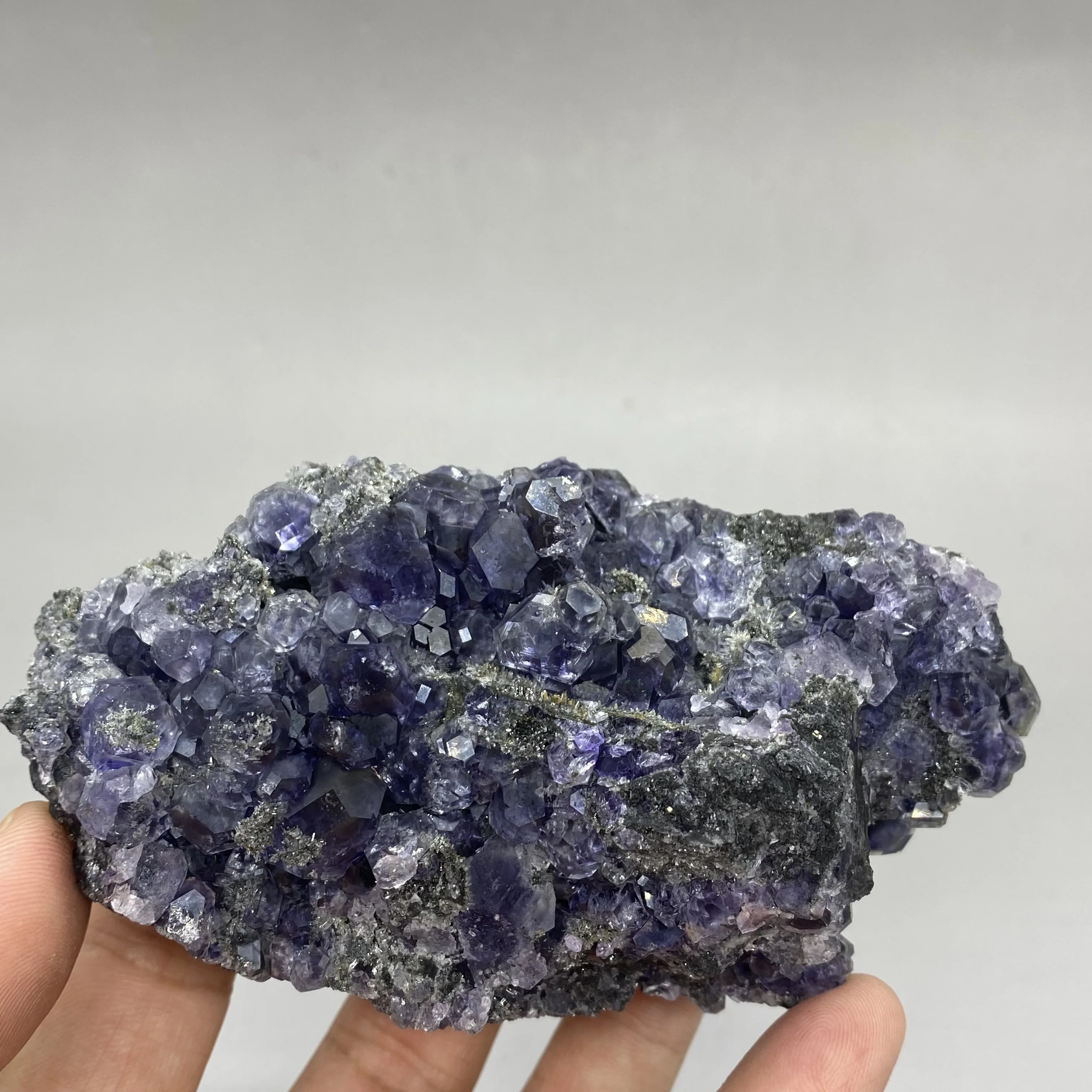 

Очень большой! 374 г натуральный полигедрический Танзанит синий фиолетовый флюорит кластер минеральный образец драгоценный камень и криста...