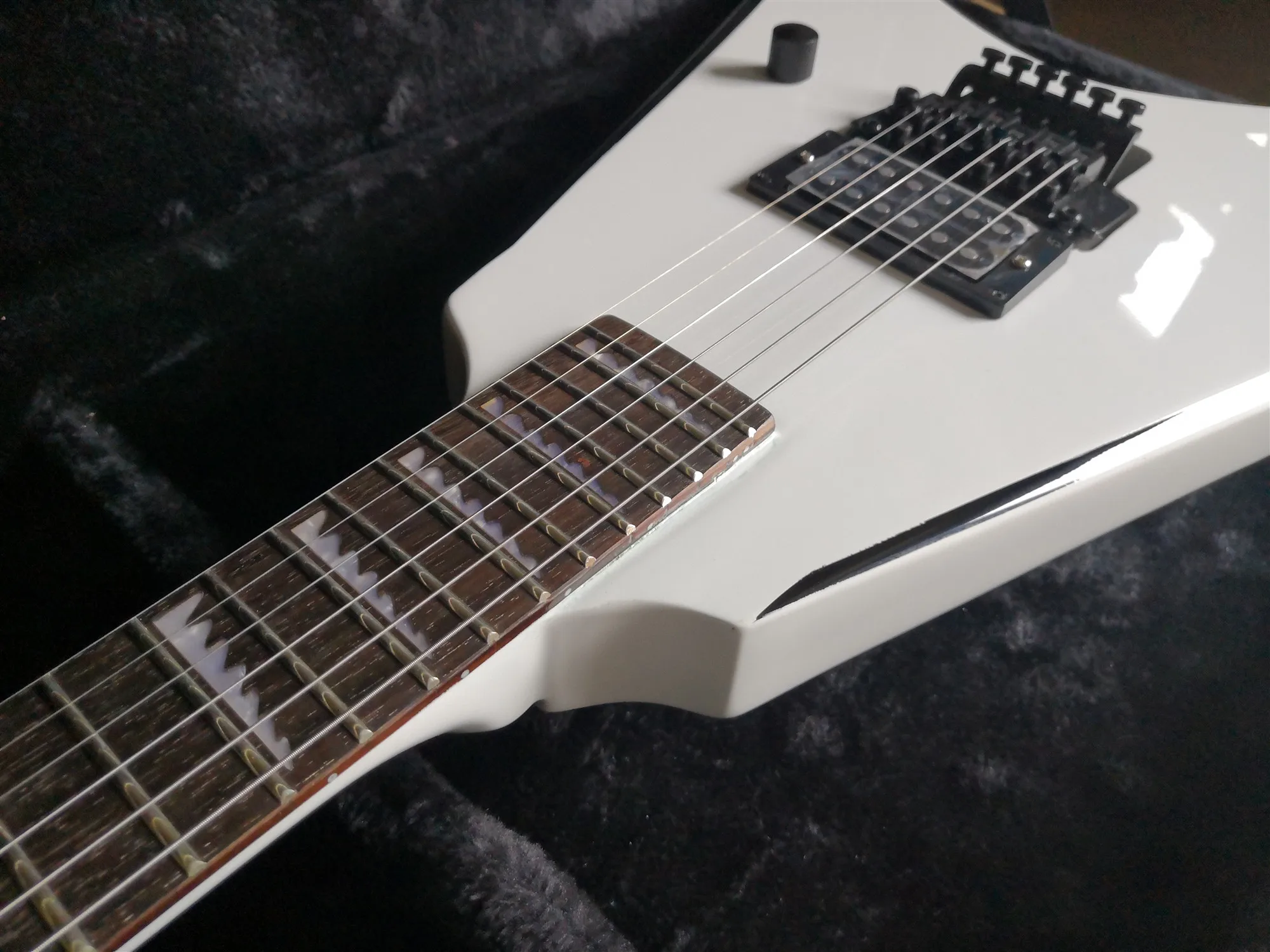 Белая электрическая гитара на заказ твердый корпус черная обвязка 1 H черные