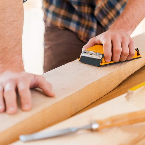 Мокрая и сухая наждачная бумага ассортимент зернистости от 60 до 2500 для автомобильной обработки дерева и отделки мебели. 35 штук в наборе.