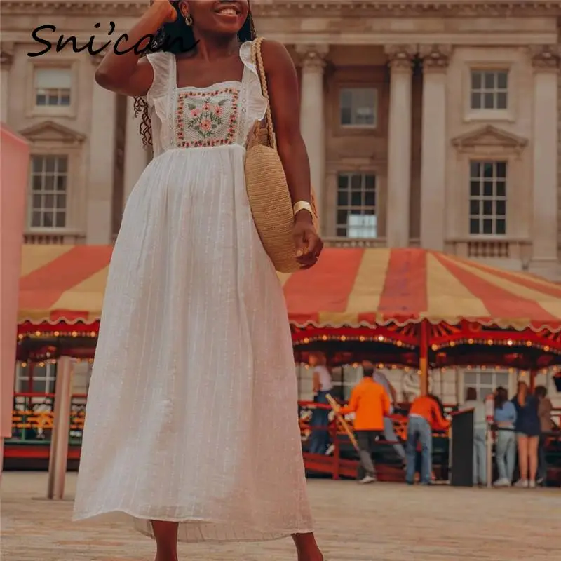 Женское винтажное платье на бретелях-спагетти белое мини с цветочной вышивкой