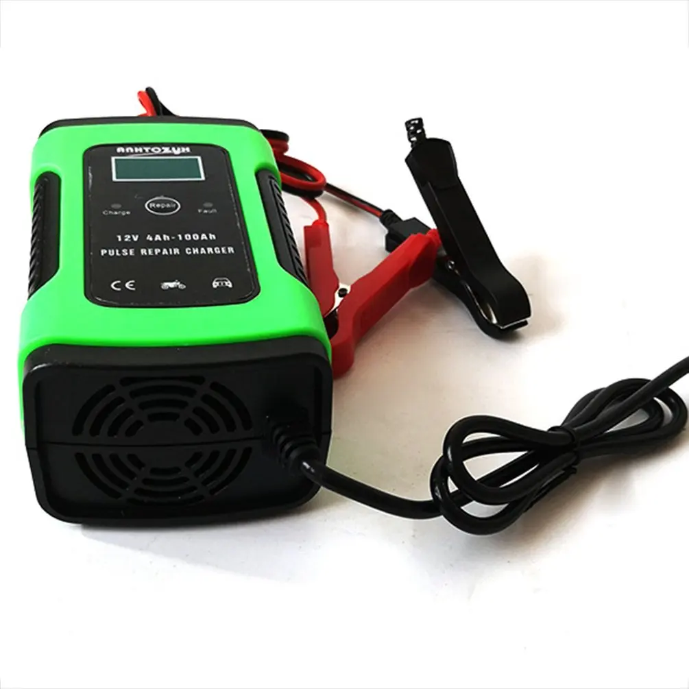 Зеленое автомобильное зарядное устройство для аккумулятора автомобиля