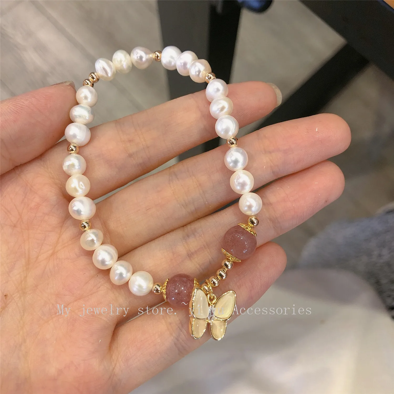 

Version of High-end Clover Four-leaf Bracelet Ladies Butterfly Bracelet Wind Slightly Inlaid Natural Shell Bracelet