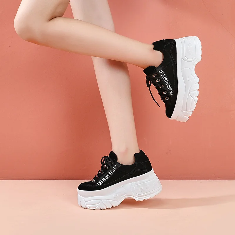 Женские кроссовки из натуральной кожи на шнуровке толстой подошве с круглым