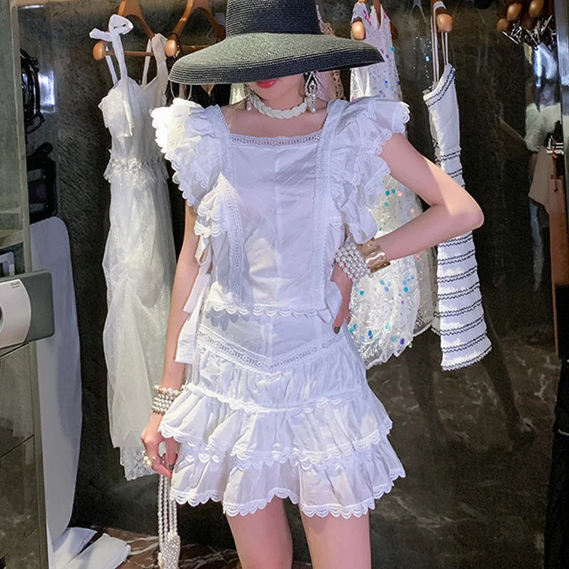 Женский комплект из 2 предметов облегающий короткий с вышивкой и кружевной