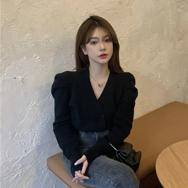 Черный топ с длинным рукавом и V-образным вырезом свитер для ранней осени 2021