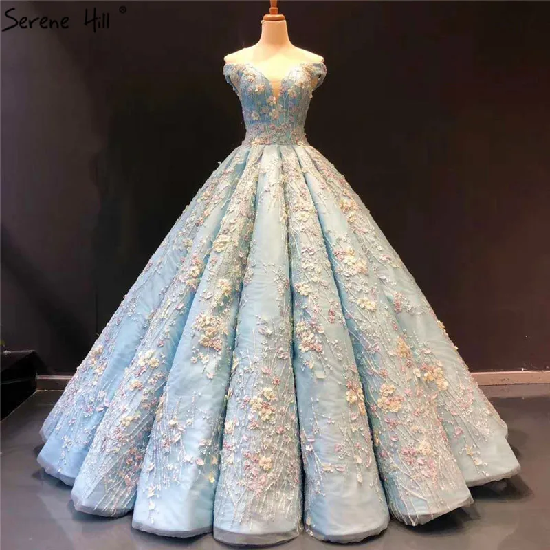 Женское свадебное платье с открытыми плечами голубое цветами без рукавов