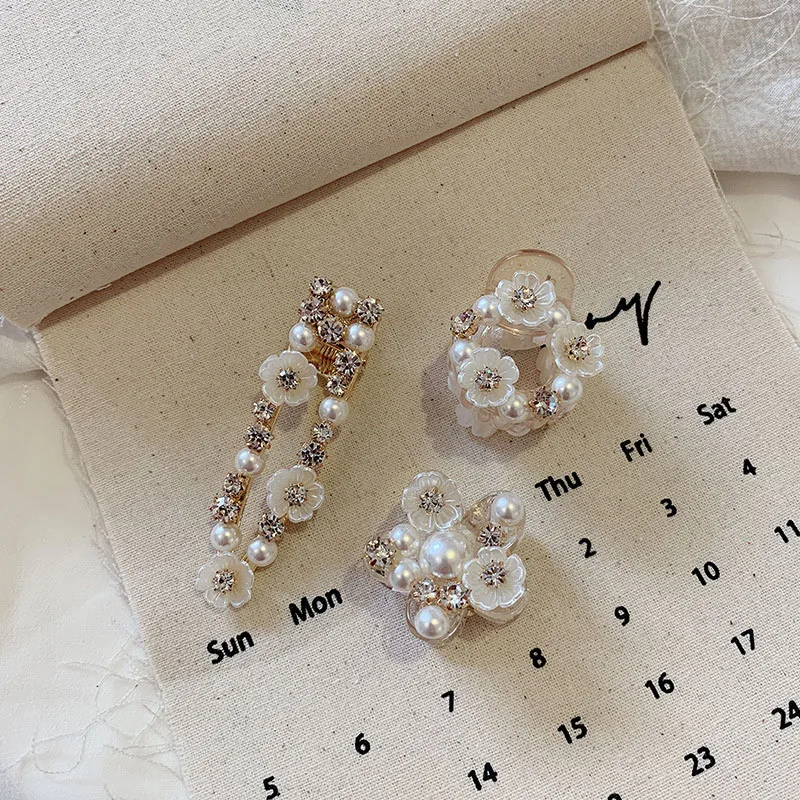 

Sweet Flower Pearl Hair Clips for Women Girls Hair Claw Chic Barrettes Claw Crab Hairpins Styling Fashion Hair Accessories Gifts