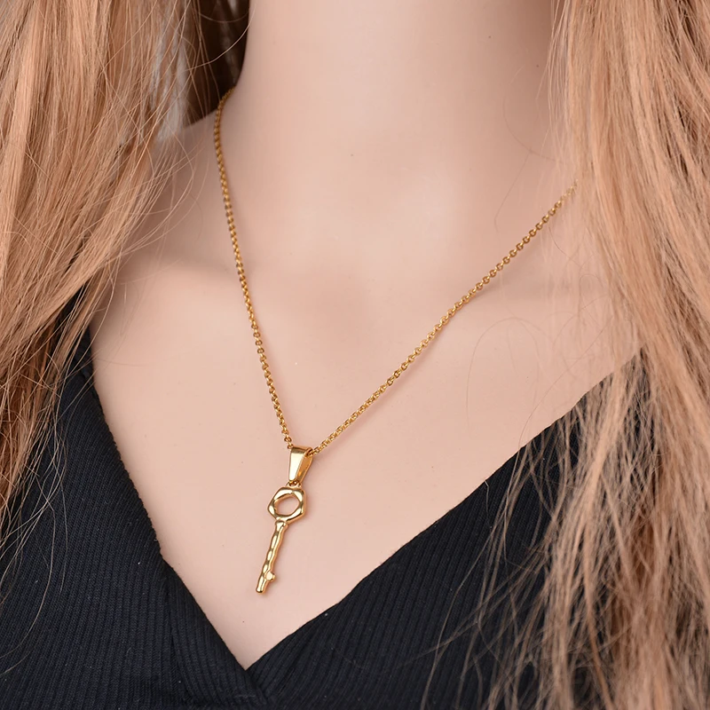 Ожерелье ELSEMODE с подвеской в форме сердца и ключа из циркония золотого цвета