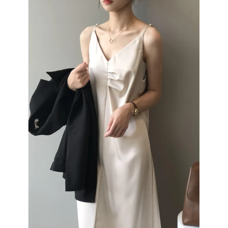 

Платье-миди с V-образным вырезом, на тонких бретельках