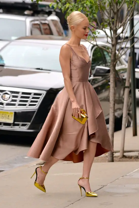 Простое вечернее платье цвета розового золота ТРАПЕЦИЕВИДНОЕ летнее