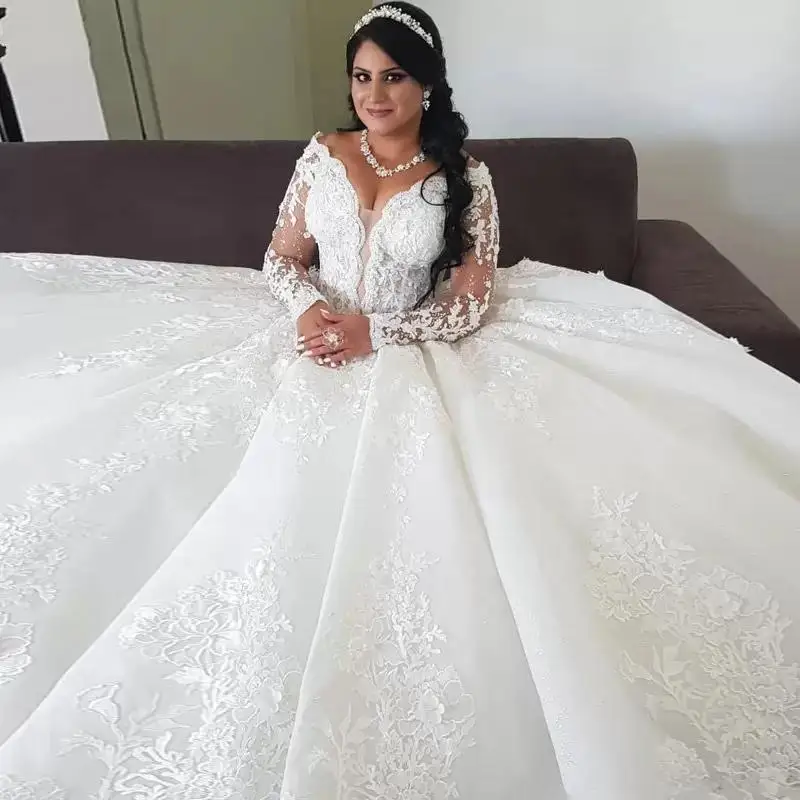 

2022 Designer Lace Wedding Dresses Princess Pruff Long Sleeves Bridal Gowns V Neck Arabian Dubai Plus Size Marriage Dress