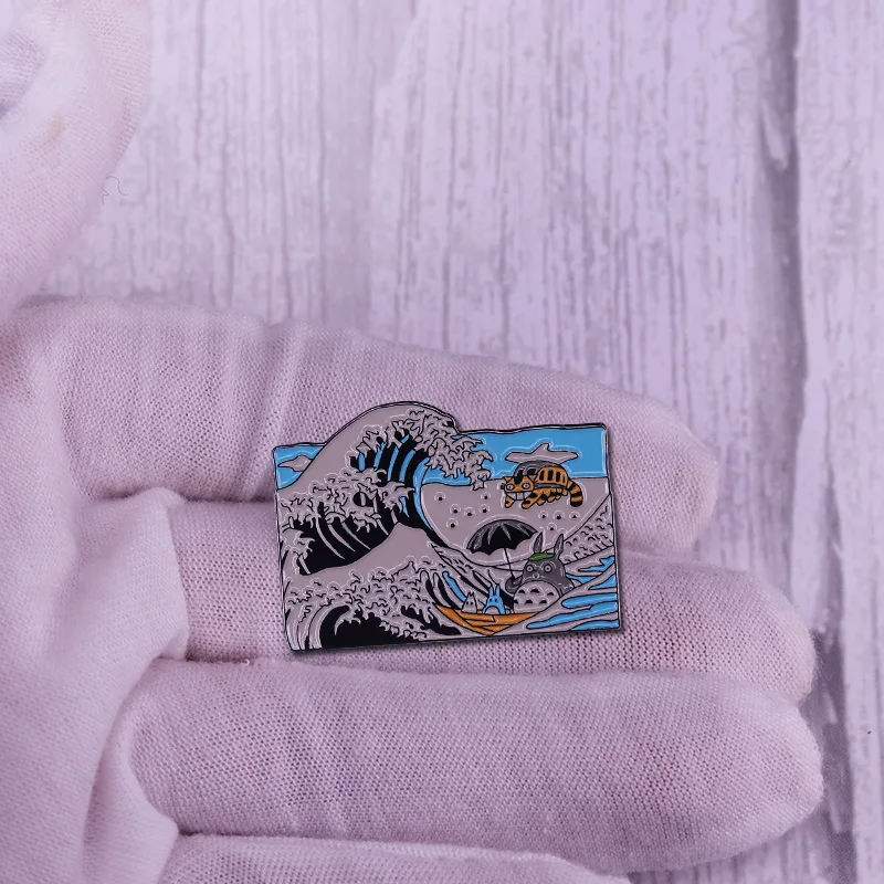Totoro Wave эмалированная брошь-кнопка большая волна духа делает кошку более милой. |