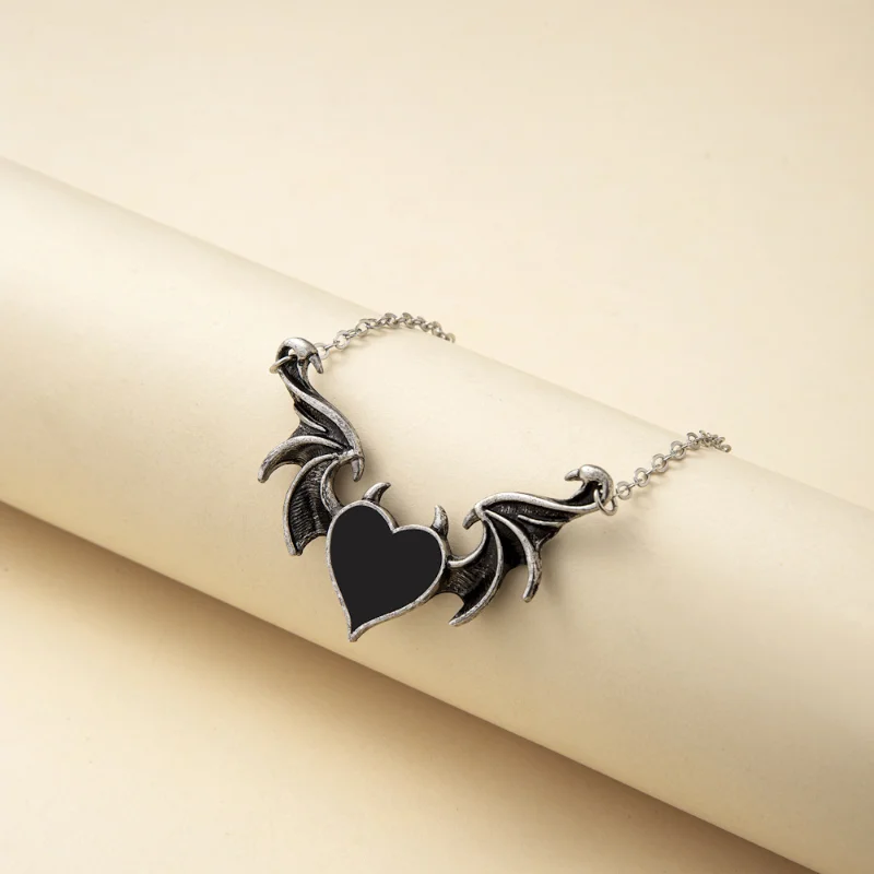 

2022 New Creative Devil Heart Necklace Punk Street Style Alloy Peach Heart Demon Wing Pendant Jewelry Gift Necklace for Women