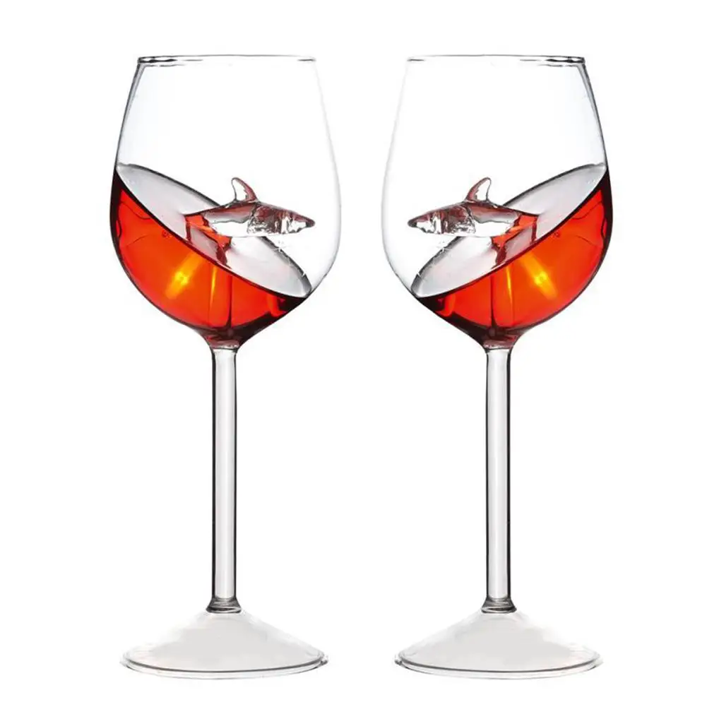Красная чашка для вина на высоком каблуке с изображением акулы бессвинцовая