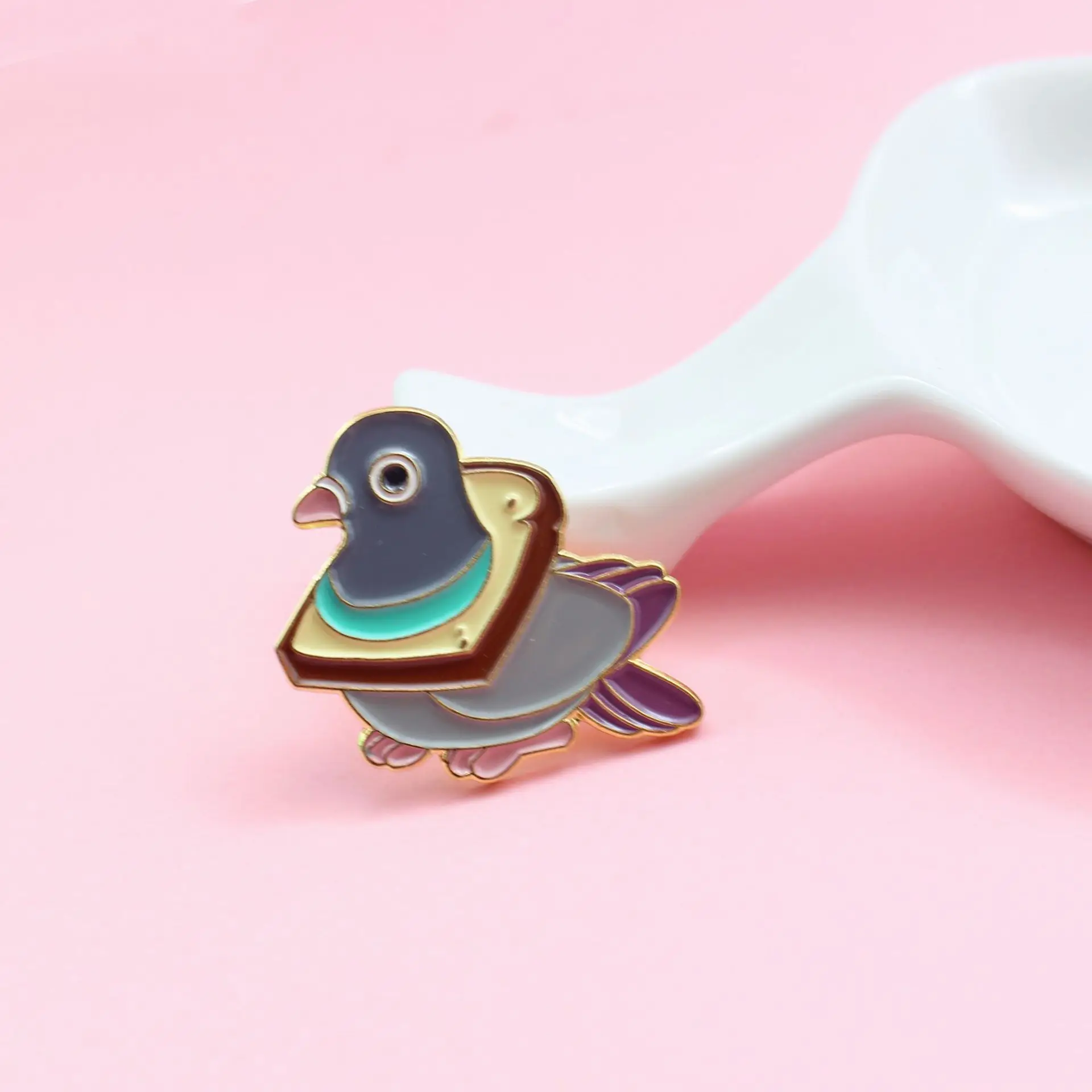 

MIX DESIGNS Bread Pigeon Cute Enamel Label Pins Bird Clothes Brooches Kids Badges For Bags Holiday Badge WHOLESALE