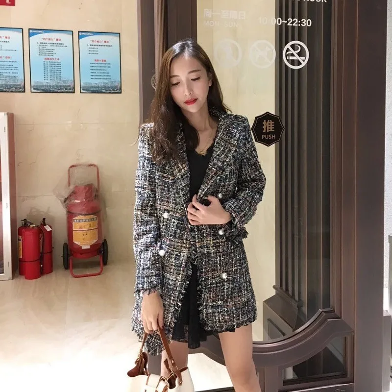 Женская твидовая куртка средней длины элегантная приталенная офисная с бахромой