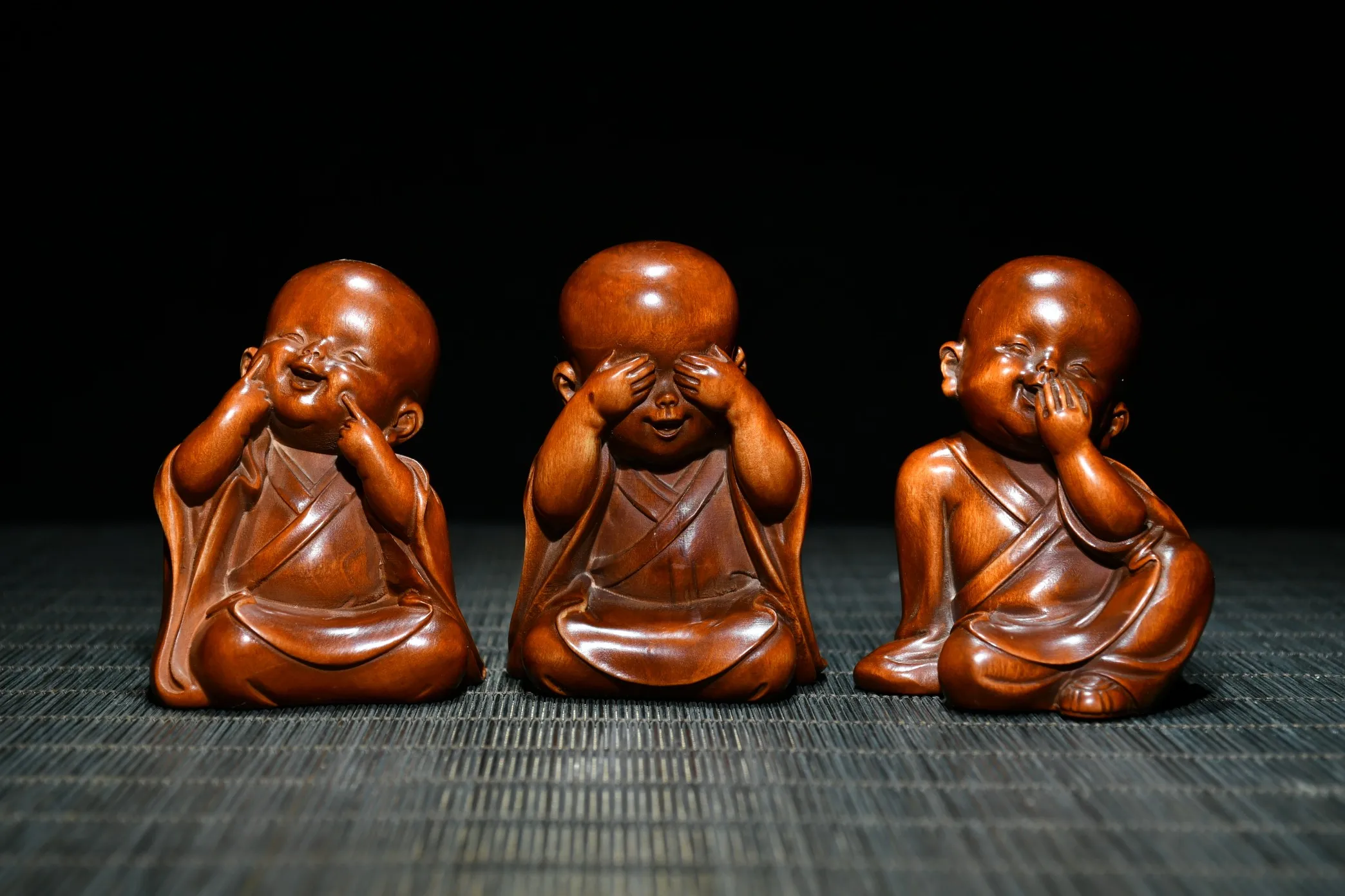 

3"Tibet Temple Collection Old Boxwood Three no small monks set Little novice monk statue Office Ornaments Town House Exorcism