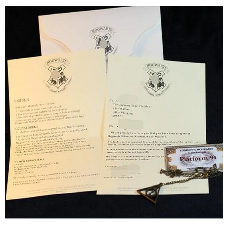 Harried приемное письмо Хогвартса отправил олесс в Поттер в упаковке с гвоздикой, ожерелье и билет на поезд, игрушки, подарок для детей