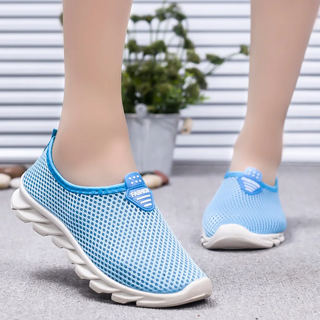 Легкие кроссовки для женщин 2020 новые женские повседневные туфли черные белые