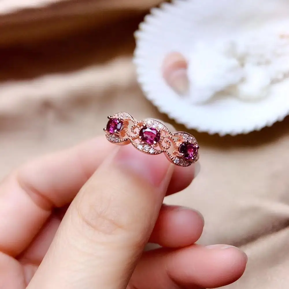 

Кольцо из серебра 925 пробы с натуральным гранатом