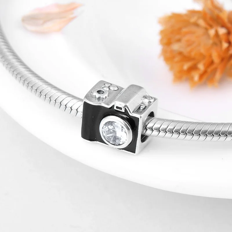 Высококачественная модель фотокамеры с прозрачными подвесками-бусинами из