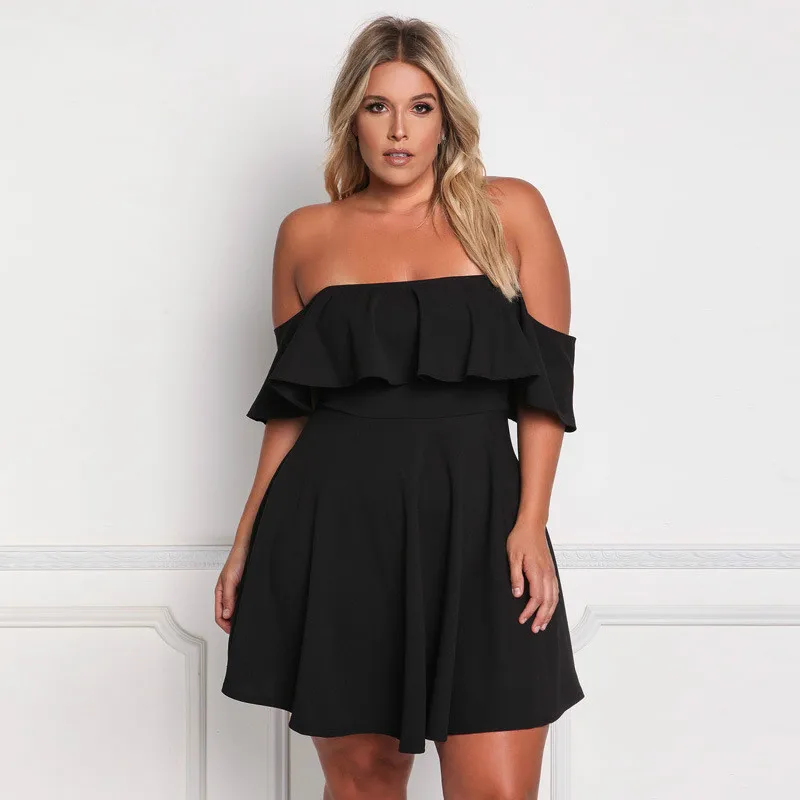 Женское трикотажное мини платье без бретелек с оборками открытыми плечами и