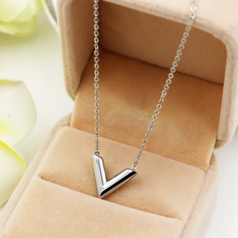 Классический дизайн известный бренд наивысшего качества v-образный кулон