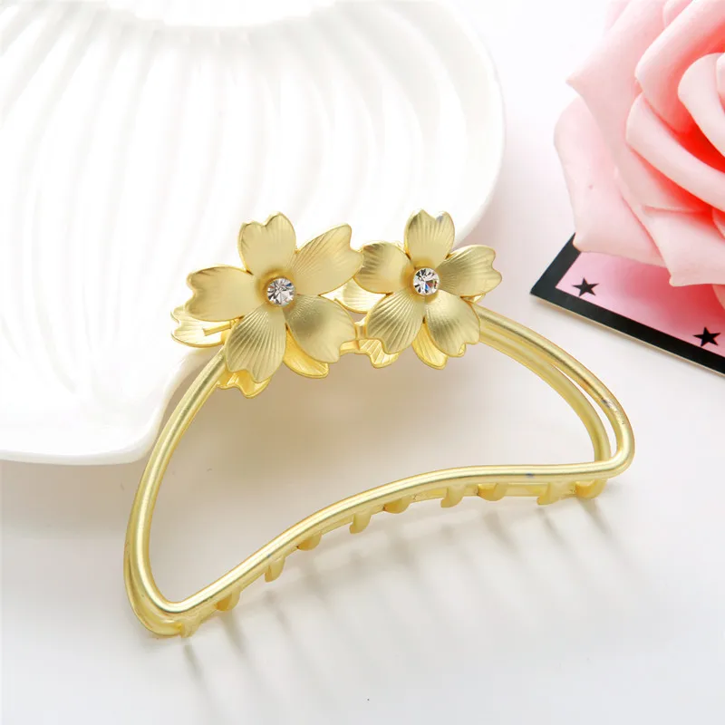 

Women Metal Hair Claws Hair Accessories Fashion Barrettes Clips Jewelry Simple Geometric Hollow Hairpins Girls Hairgrip Headwear