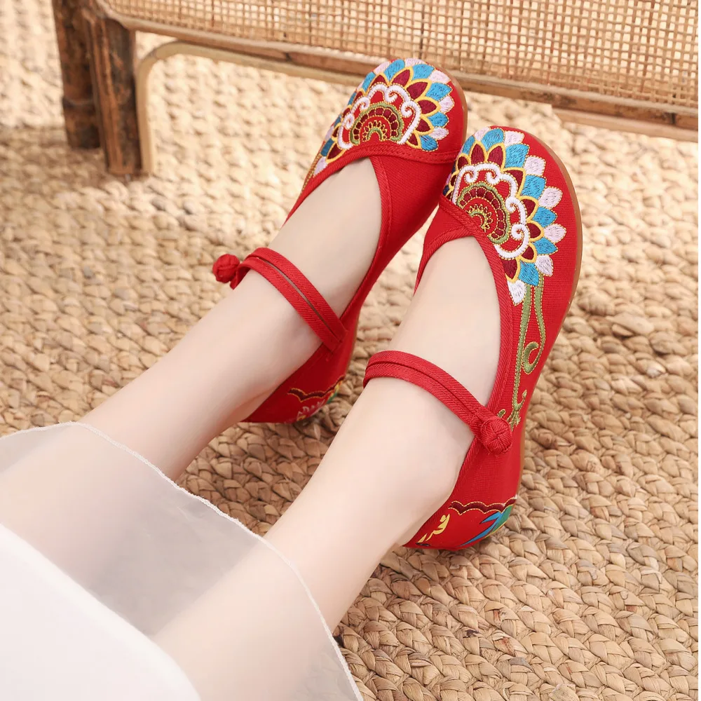 

Handmade Women Chinese Old Peking Shoes Buddhism Totem Embroidered Ballet Flats Ladies Casual Cotton Fabric Low Heel Dance Shoe