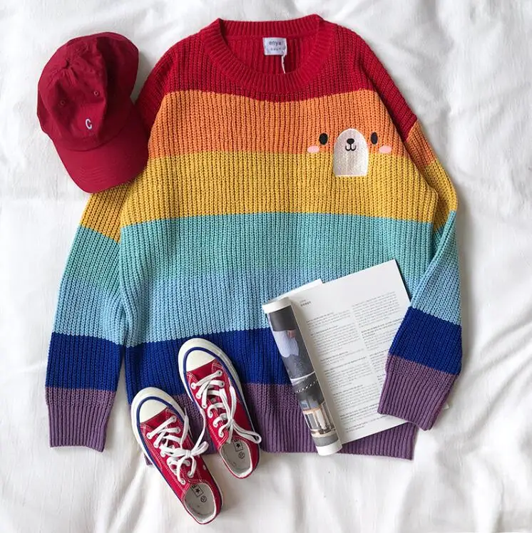 Вязаный свитер в радужную полоску с вышивкой милого медведя на осень и зиму |