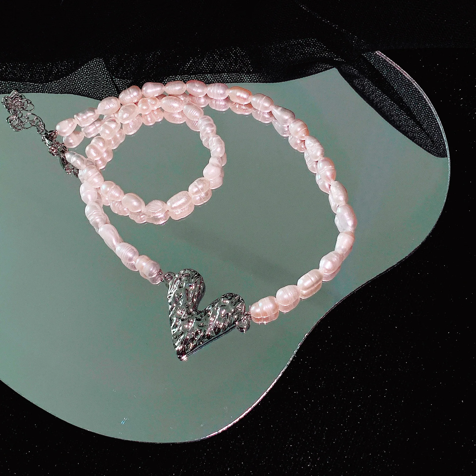 

2021 Chic Handmade Freshwater Pearl Choker Necklace Fashion Casual Silver Heart Pendant Necklace Jewelry