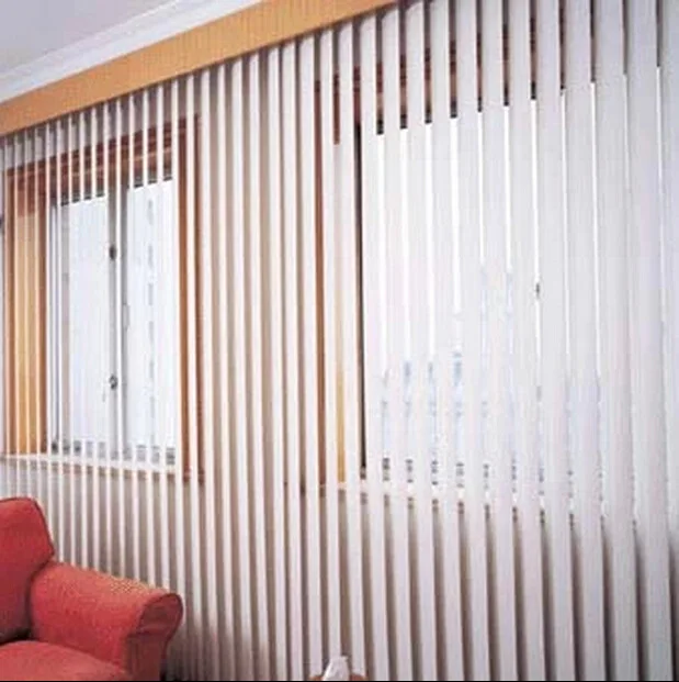 Белые вертикальные жалюзи для раздвижных стеклянных дверей гостиной и спальни