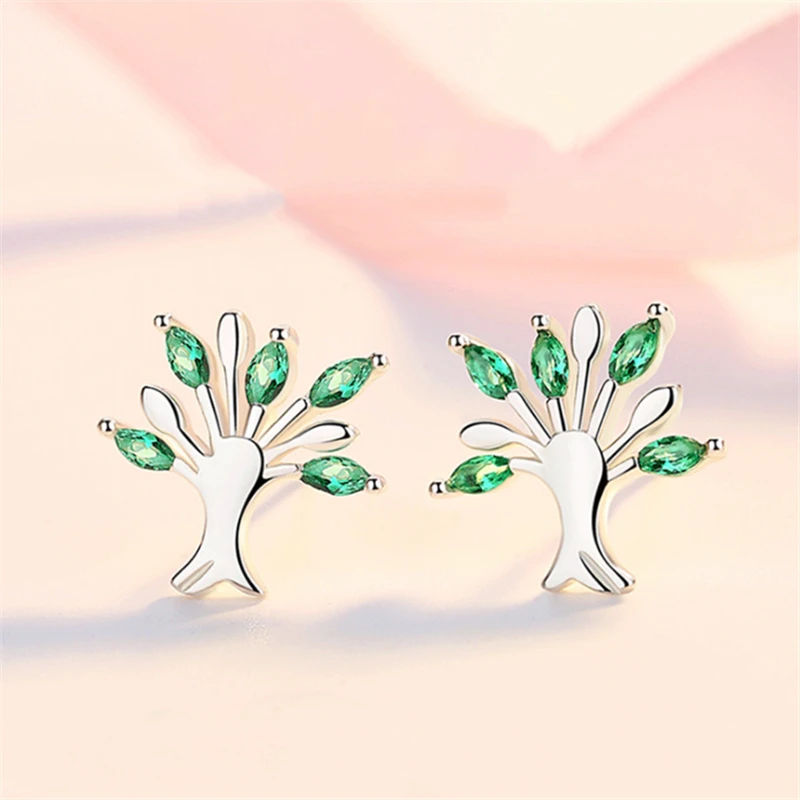 Высококачественные серьги с зелеными фианитами в виде рождественской